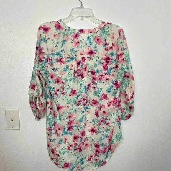 Decree Floral Tab Sleeve Top - Picture 6 of 7